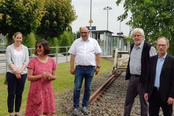 An der Bahnstrecke in Esens, mit der BI Bahn free vör´d Küstenbahn zur Unterstützung der Bahnstreckenreaktivierung.